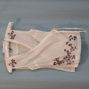 GUC Sz S Cream floral embroidered RW&Co wrap blouse